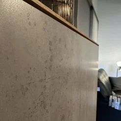 Schrank Kera Front Keramik Beton Silk Grau Korpus Knorrige Eiche Natur Geölt Gestell Metall Schwarz Lackiert