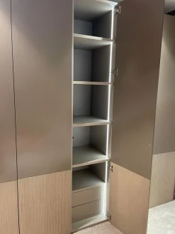 Schrank Miria Fronten Glattlack Sienna 465 Eiche Sahara 129 Geriffelt mit Beleuchtung