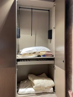 Schrank Miria Fronten Glattlack Sienna 465 Eiche Sahara 129 Geriffelt mit Beleuchtung