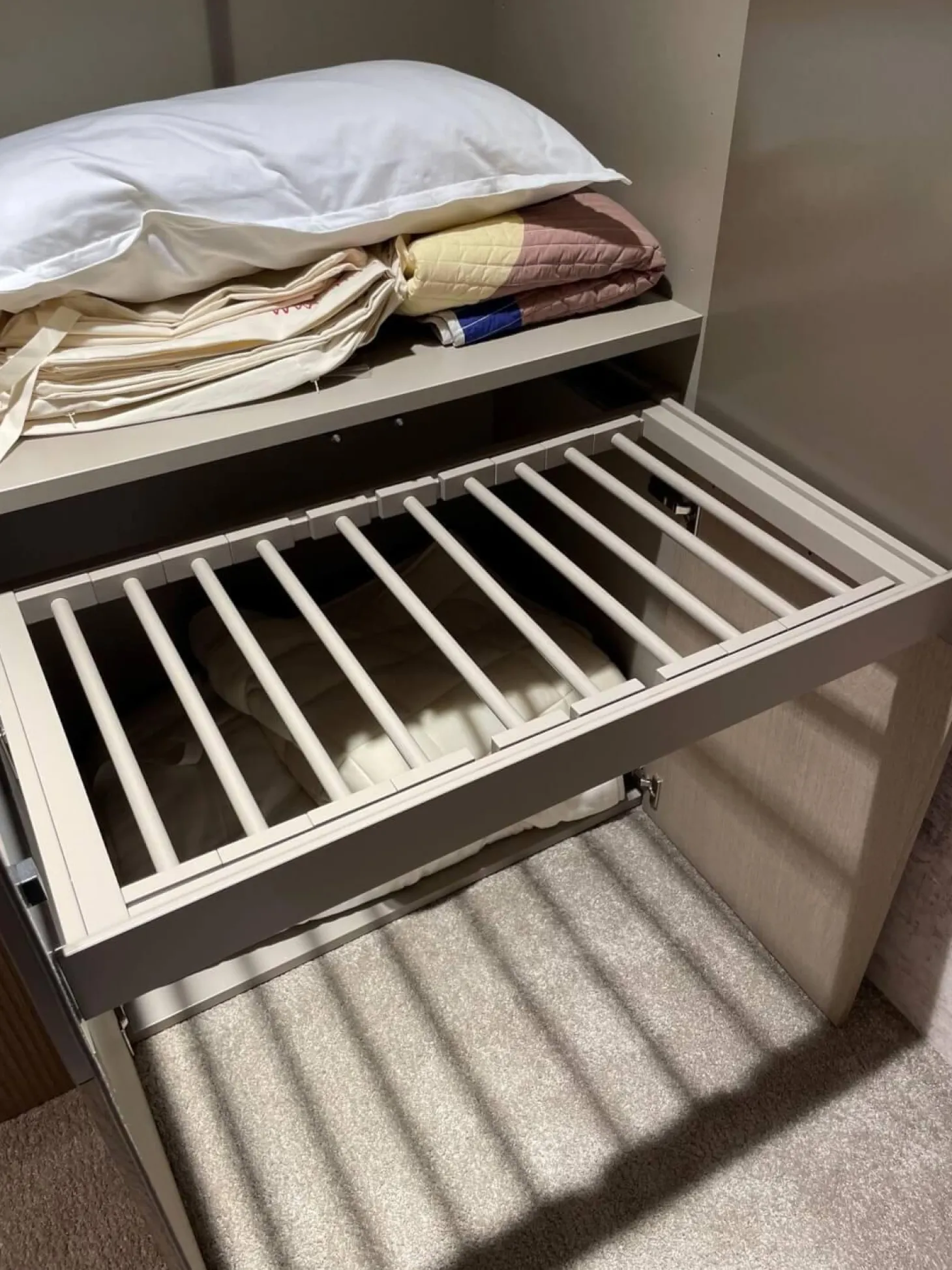 Schrank Miria Fronten Glattlack Sienna 465 Eiche Sahara 129 Geriffelt mit Beleuchtung