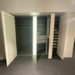 Schrank Stripes Lack Schneeweiß Mit Beleuchtung