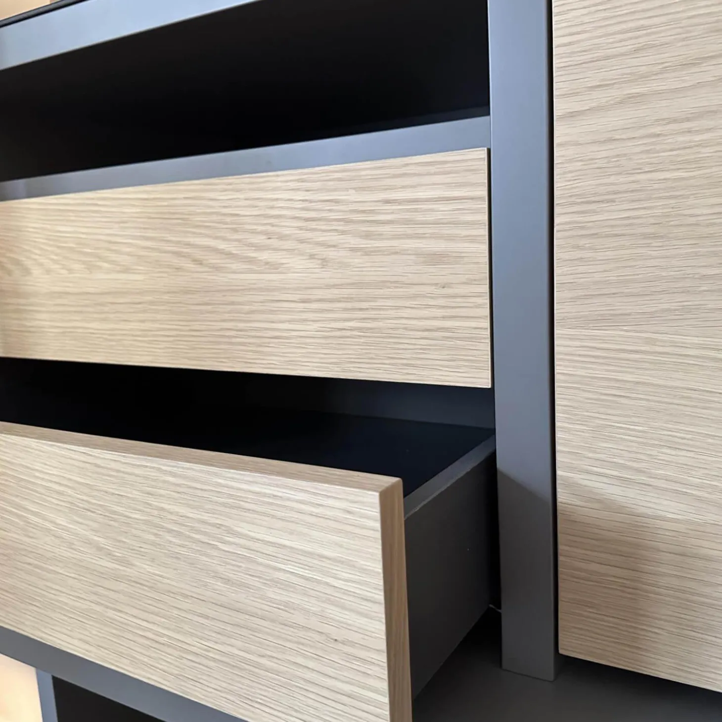 Schrank Systemwand 505 Up System Holz Dolomitgrau Glas Transparent Stopsol mit Beleuchtungskit Schuko