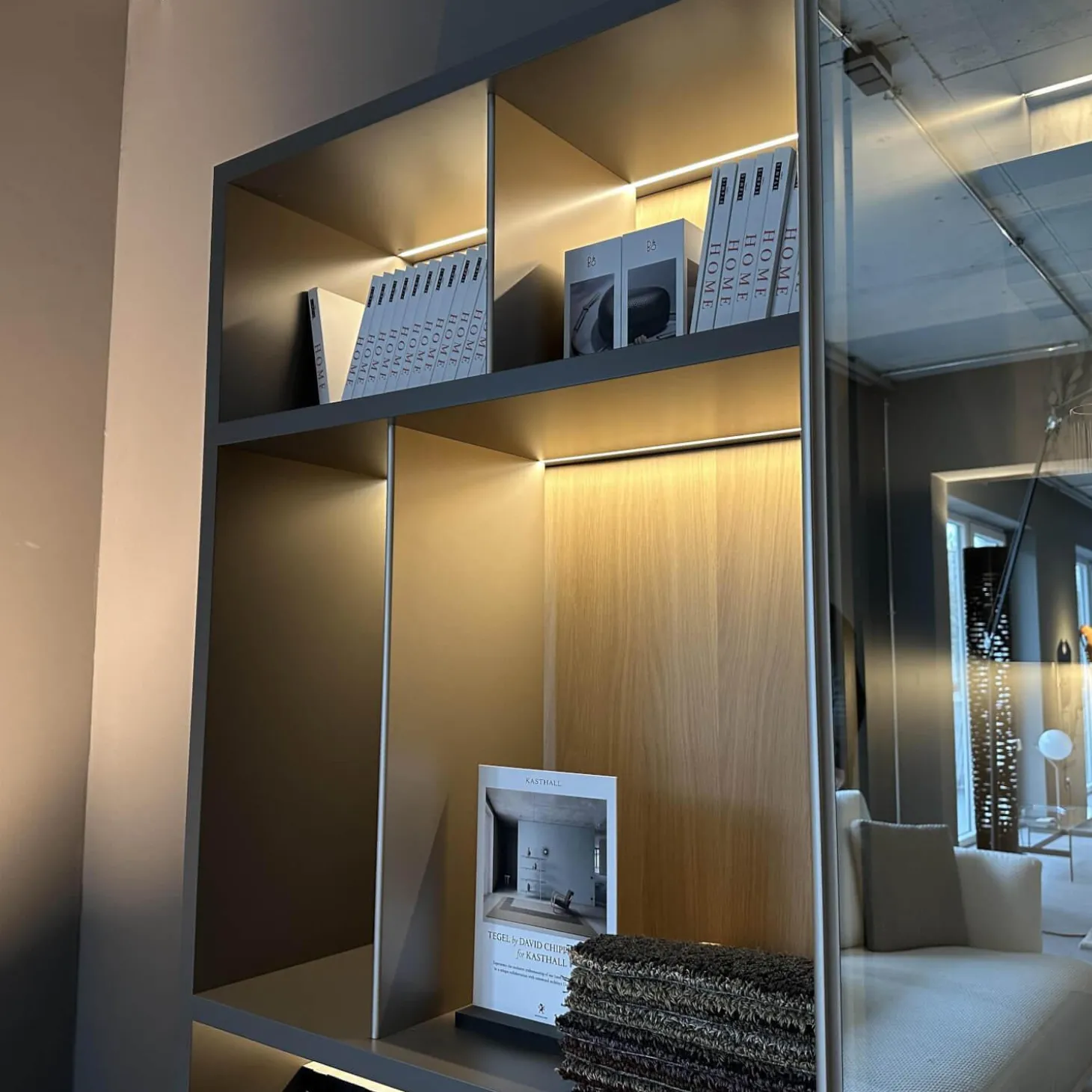 Schrank Systemwand 505 Up System Holz Dolomitgrau Glas Transparent Stopsol mit Beleuchtungskit Schuko