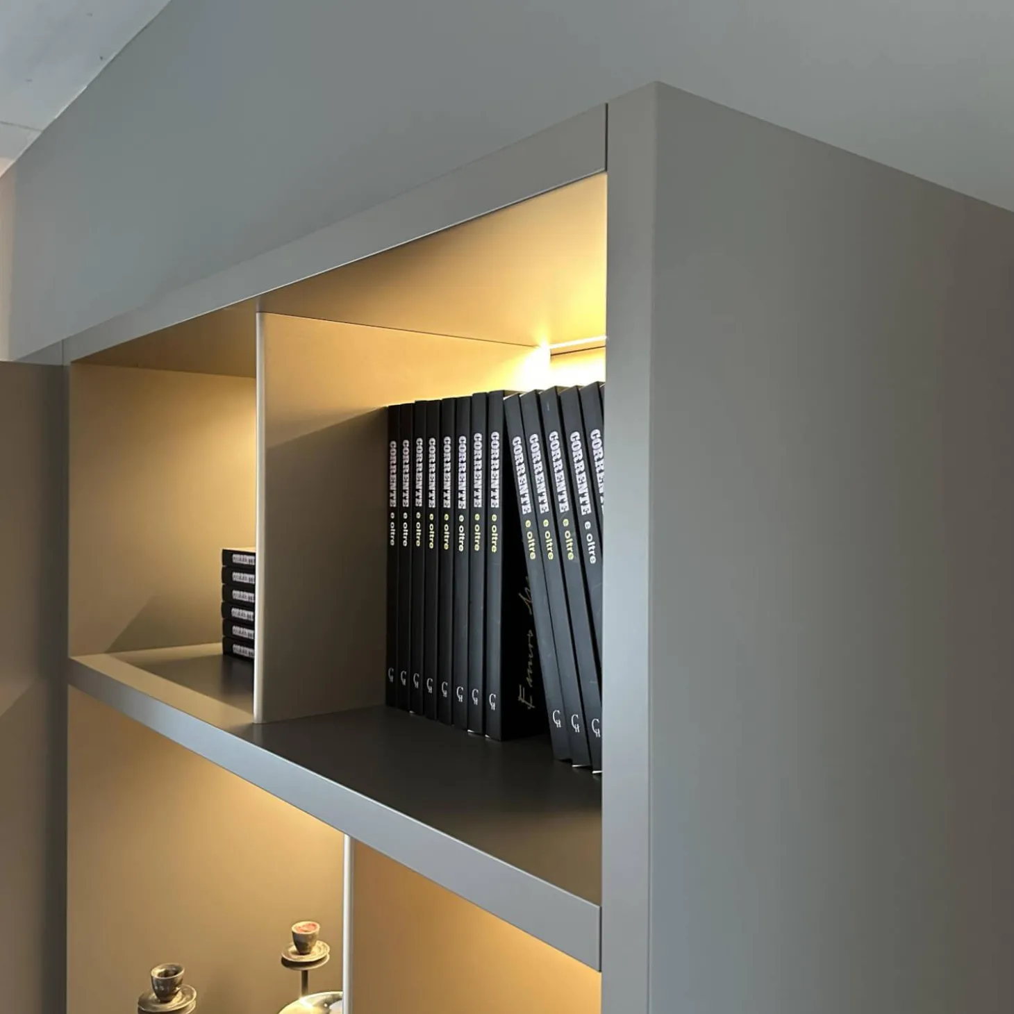 Schrank Systemwand 505 Up System Holz Dolomitgrau Glas Transparent Stopsol mit Beleuchtungskit Schuko