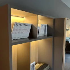 Schrank Systemwand 505 Up System Holz Dolomitgrau Glas Transparent Stopsol mit Beleuchtungskit Schuko