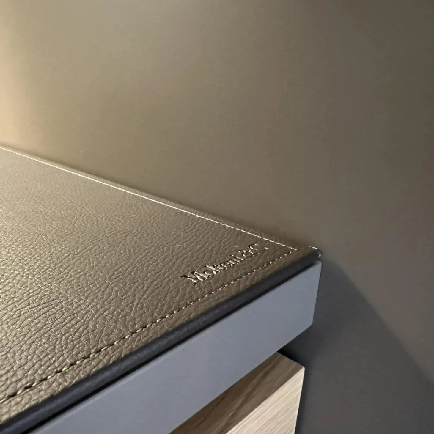 Schrank Systemwand 505 Up System Holz Dolomitgrau Glas Transparent Stopsol mit Beleuchtungskit Schuko