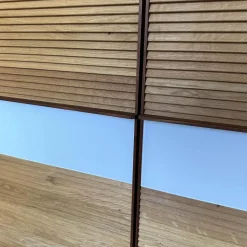 Schrank Tratum Mittel Knorrige Eiche Natur Geölt Glas 9010 Weiß Matt Mit Lamellenfronten