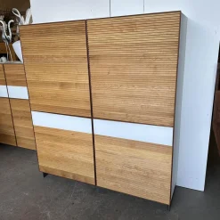 Schrank Tratum Mittel Knorrige Eiche Natur Geölt Glas 9010 Weiß Matt Mit Lamellenfronten