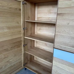 Schrank Tratum Mittel Knorrige Eiche Natur Geölt Glas 9010 Weiß Matt Mit Lamellenfronten