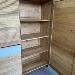 Schrank Tratum Mittel Knorrige Eiche Natur Geölt Glas 9010 Weiß Matt Mit Lamellenfronten