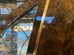 Schrank Trionfo T110 Hochglanz mit Marmorierung und Blattgold Konturen