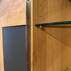 Schrank Varus Asteiche mit Glas Grau Knorrige Eiche Geölt Floatglas Dunkelbraun Matt