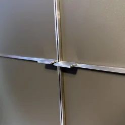 Schrank Varus Asteiche mit Glas Grau Knorrige Eiche Geölt Floatglas Dunkelbraun Matt