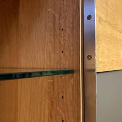 Schrank Varus Asteiche mit Glas Grau Knorrige Eiche Geölt Floatglas Dunkelbraun Matt