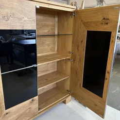 Schrank Varus Knorrige Eiche Natur Geölt Fronten Glas 9005 Schwarz Glänzend Mit Edelstahlkanten