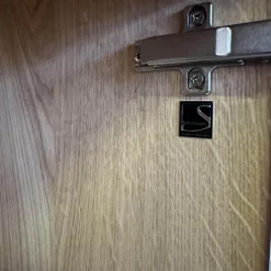 Schrank Varus Knorrige Eiche Natur Geölt Fronten Glas 9005 Schwarz Glänzend Mit Edelstahlkanten