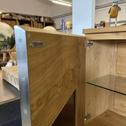 Schrank Varus Knorrige Eiche Natur Geölt Fronten Glas 9005 Schwarz Glänzend Mit Edelstahlkanten