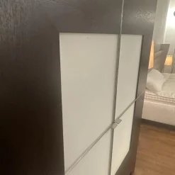 Schrank Varus Korpus Knorrige Eiche Wengefarben Dunkelbraun Front Glas Optiwhite Weiß Matt