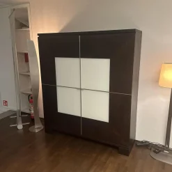 Schrank Varus Korpus Knorrige Eiche Wengefarben Dunkelbraun Front Glas Optiwhite Weiß Matt