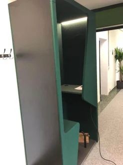 Schrankkoje Parkour Fonzelle Rückwand Beidseitiger Stoff Wolle Blazer Cardiff Grün Außenkorpus Schwarz Mit LED-Beleuchtung