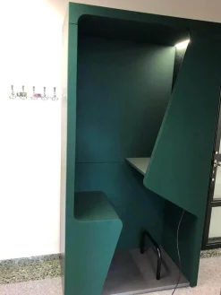 Schrankkoje Parkour Fonzelle Rückwand Beidseitiger Stoff Wolle Blazer Cardiff Grün Außenkorpus Schwarz Mit LED-Beleuchtung