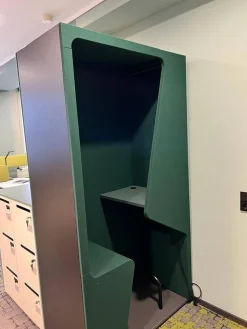 Schrankkoje Parkour Fonzelle Rückwand Beidseitiger Stoff Wolle Blazer Cardiff Grün Außenkorpus Schwarz Mit LED-Beleuchtung