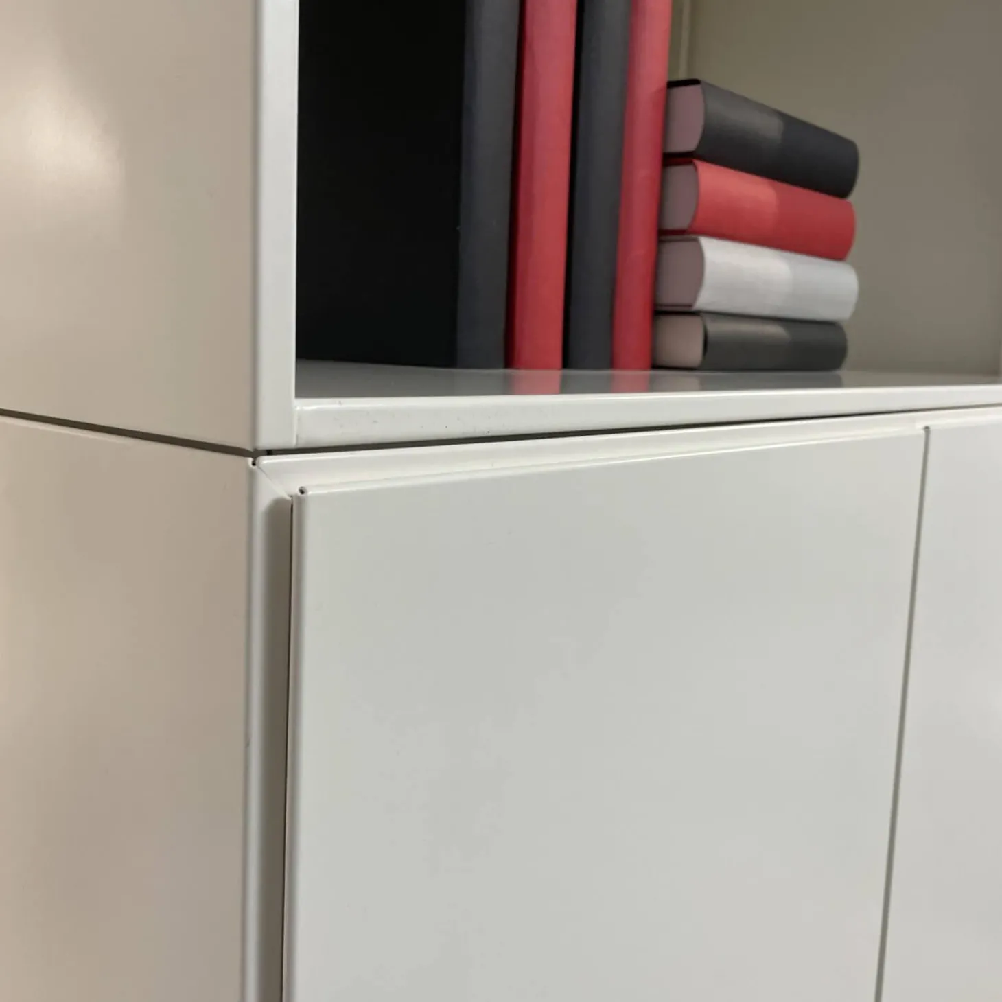 Schrankkombination Xitan S Aluminium Tablett RAL 9010 Reinweiß Einlegeplatten 4023 Nero