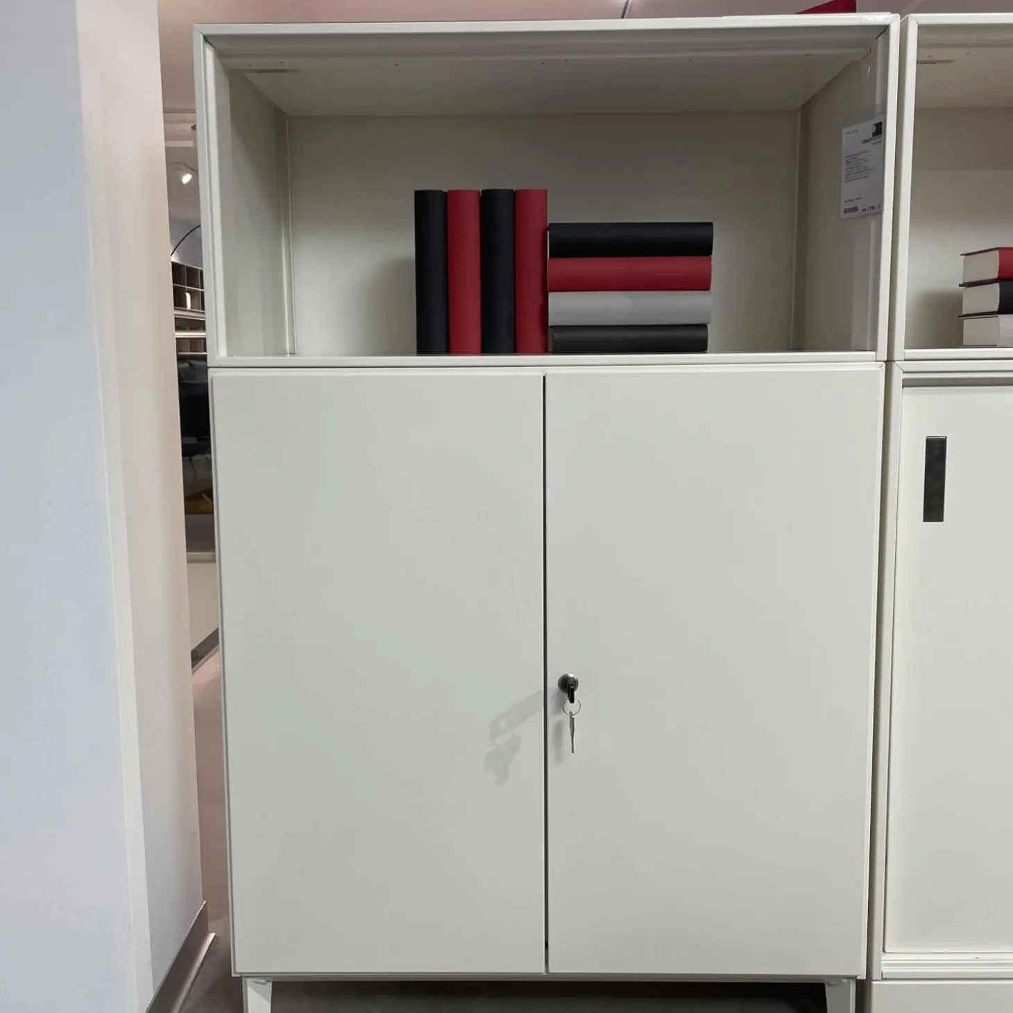 Schrankkombination Xitan S Aluminium Tablett RAL 9010 Reinweiß Einlegeplatten 4023 Nero