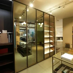 Schranksystem Storage Holzoberfläche Eucalyptus Fronten Rauchglas Struktur Messing Brunito R16