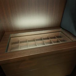 Schranksystem Storage Holzoberfläche Eucalyptus Fronten Rauchglas Struktur Messing Brunito R16