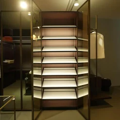 Schranksystem Storage Holzoberfläche Eucalyptus Fronten Rauchglas Struktur Messing Brunito R16