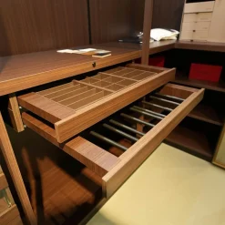 Schranksystem Storage Holzoberfläche Eucalyptus Fronten Rauchglas Struktur Messing Brunito R16