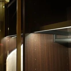 Schranksystem Storage Holzoberfläche Eucalyptus Fronten Rauchglas Struktur Messing Brunito R16