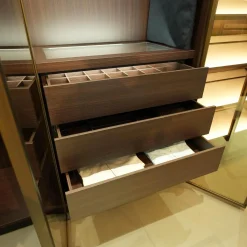 Schranksystem Storage Holzoberfläche Eucalyptus Fronten Rauchglas Struktur Messing Brunito R16