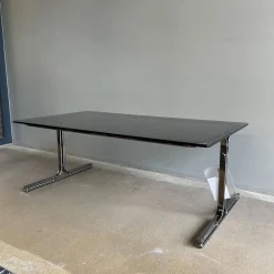 Schreibtisch Berlin Table 140 T1 Platte Rauchglas Schwarz Gestell Profilstahl Schwarz Chrom Mit Kunststoffgleitern