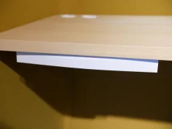 Schreibtisch Floater Bezug Stoff Curry 7204 Tischplatte Esche Furnier Natur Geölt Mit Stuhl Cordia Bezug Stoff Tanne 9727 5 Fuß Gestell Mit Rollen F01 Schwarzbraun Feinstruktur