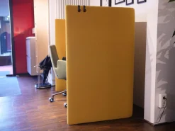 Schreibtisch Floater Bezug Stoff Curry 7204 Tischplatte Esche Furnier Natur Geölt Mit Stuhl Cordia Bezug Stoff Tanne 9727 5 Fuß Gestell Mit Rollen F01 Schwarzbraun Feinstruktur