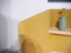 Schreibtisch Floater Bezug Stoff Curry 7204 Tischplatte Esche Furnier Natur Geölt Mit Stuhl Cordia Bezug Stoff Tanne 9727 5 Fuß Gestell Mit Rollen F01 Schwarzbraun Feinstruktur