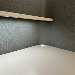 Schreibtisch Floater LAB 84920 Platte Esche Grau Stoff 10078 Jaspis Grau Grün Inklusive Kabeldurchlässe Und Beleuchtung Ohne Hocker