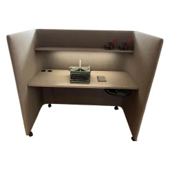 Schreibtisch Floater Stoff P22 Basalt Grau mit Beleuchtung