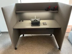 Schreibtisch Floater Stoff P22 Basalt Grau mit Beleuchtung