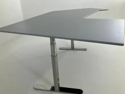 Schreibtisch HiLow 2 MDF Fjord Anthrazit Grau Gestell Aluminium Chrom Glänzend Höhenverstellbar