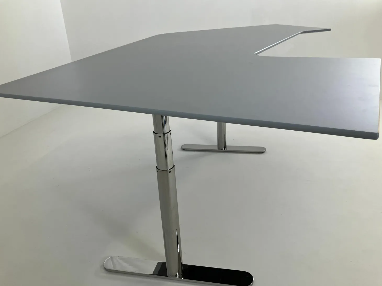 Schreibtisch HiLow 2 MDF Fjord Anthrazit Grau Gestell Aluminium Chrom Glänzend Höhenverstellbar