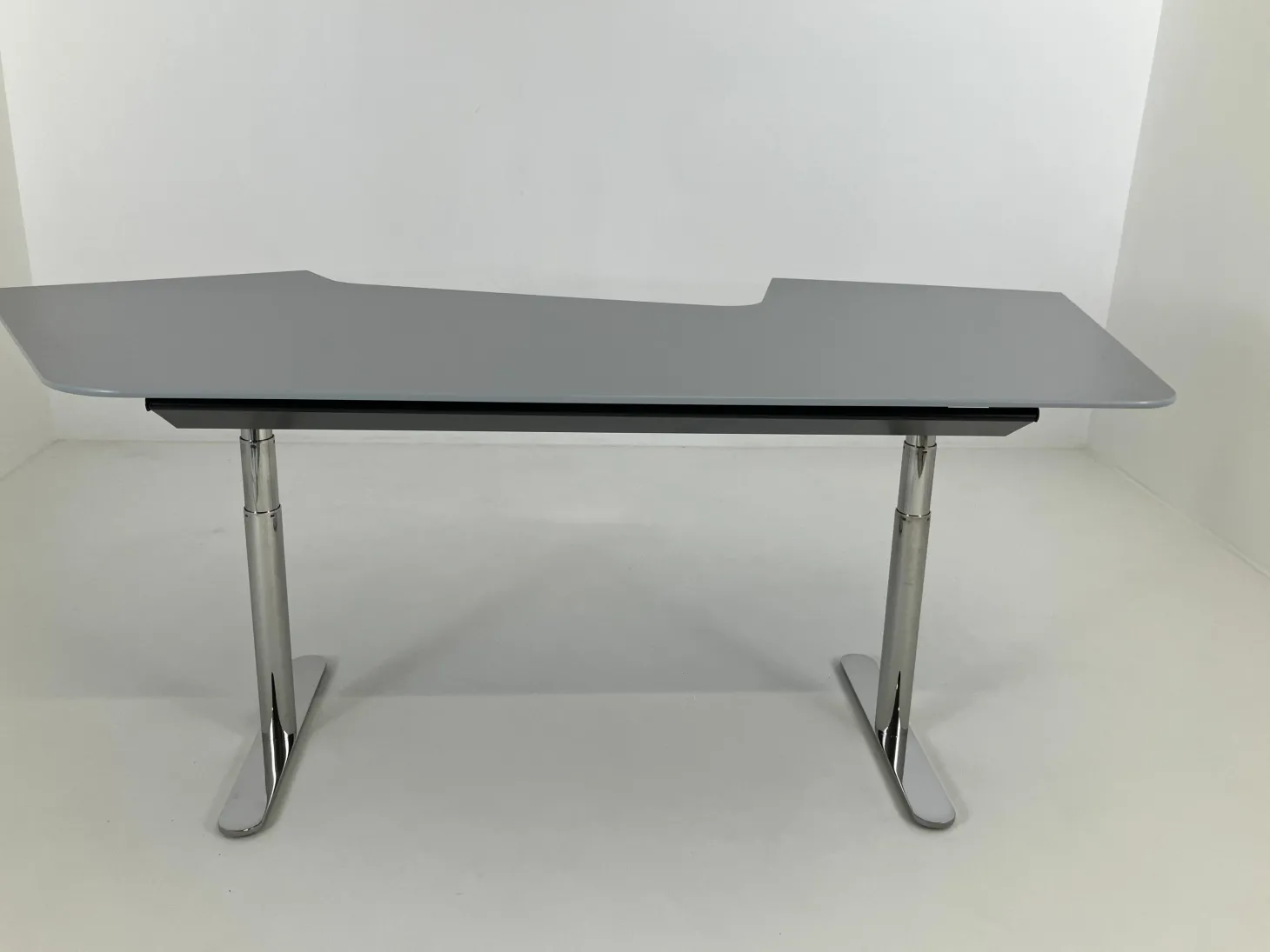 Schreibtisch HiLow 2 MDF Fjord Anthrazit Grau Gestell Aluminium Chrom Glänzend Höhenverstellbar