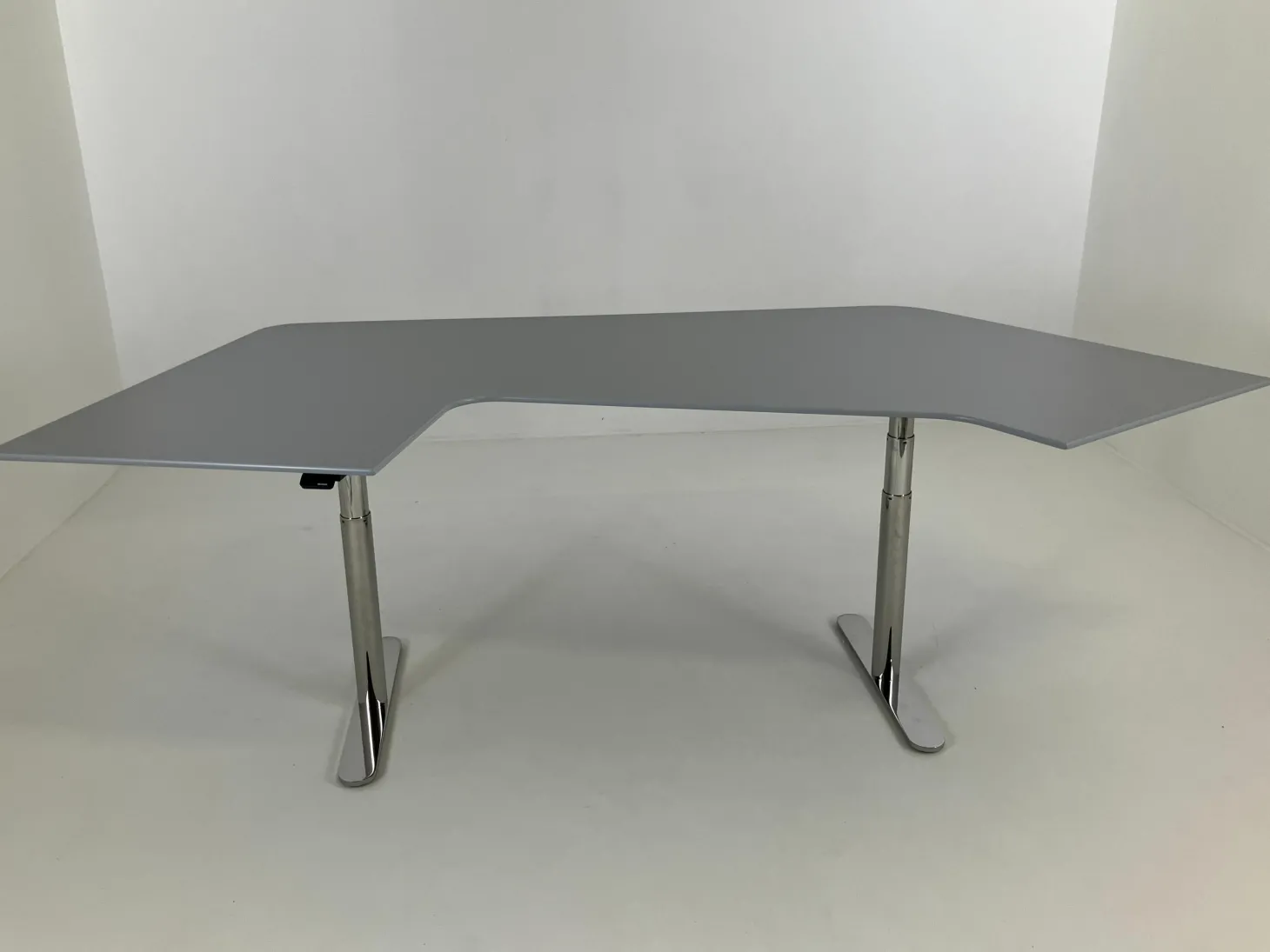 Schreibtisch HiLow 2 MDF Fjord Anthrazit Grau Gestell Aluminium Chrom Glänzend Höhenverstellbar