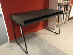 Schreibtisch Modell HO 130 Lack Supermatt Nachtgrau Kufen Schwarz
