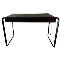 Schreibtisch Oblique K2D Platte Eiche Furniert Lackiert Schwarz RAL 9005 Gestell Stahlrohr Schwarz Schübe Innen Ausgelegt Tuch Rot