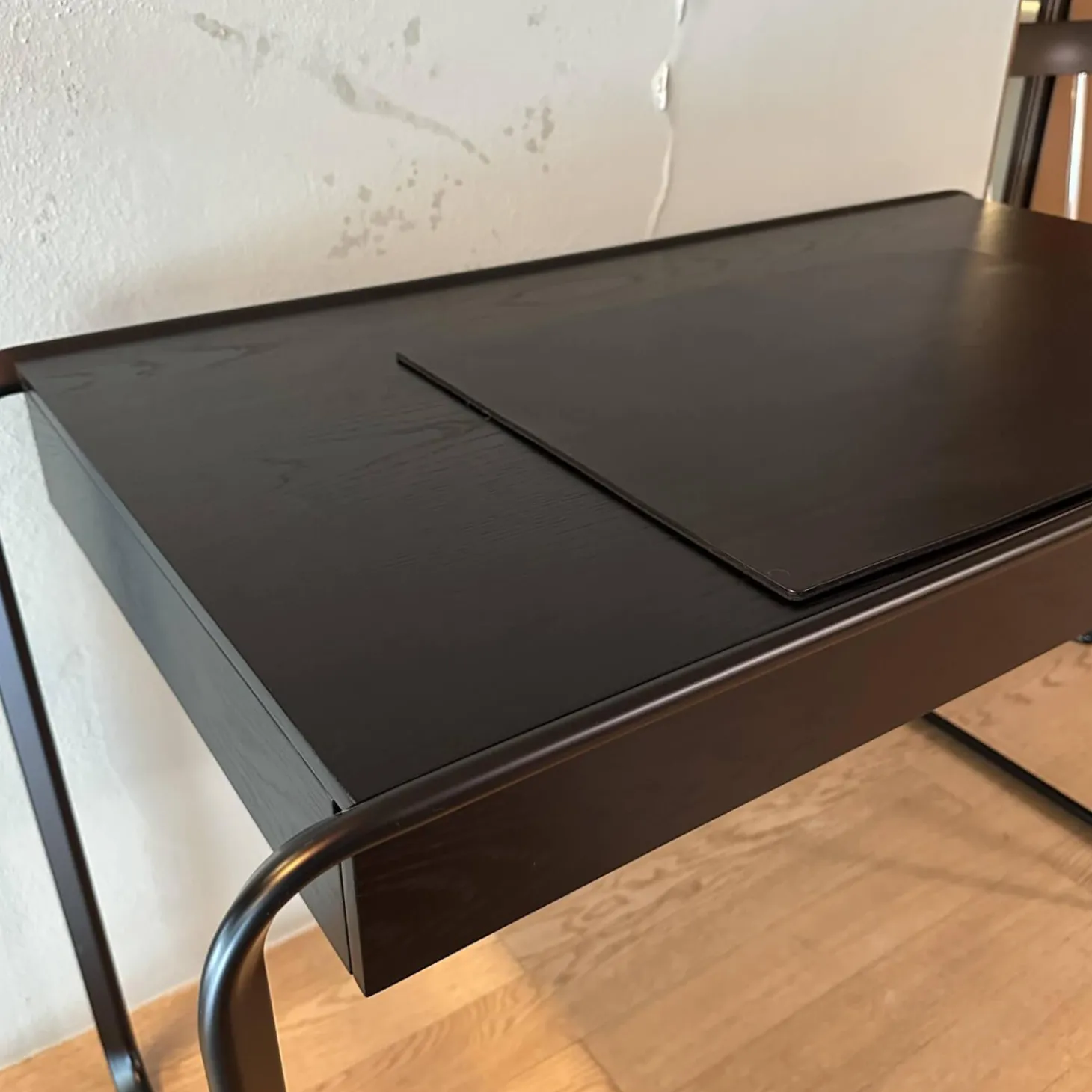 Schreibtisch Oblique K2D Platte Eiche Furniert Lackiert Schwarz RAL 9005 Gestell Stahlrohr Schwarz Schübe Innen Ausgelegt Tuch Rot