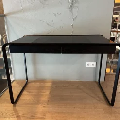 Schreibtisch Oblique K2D Platte Eiche Furniert Lackiert Schwarz RAL 9005 Gestell Stahlrohr Schwarz Schübe Innen Ausgelegt Tuch Rot