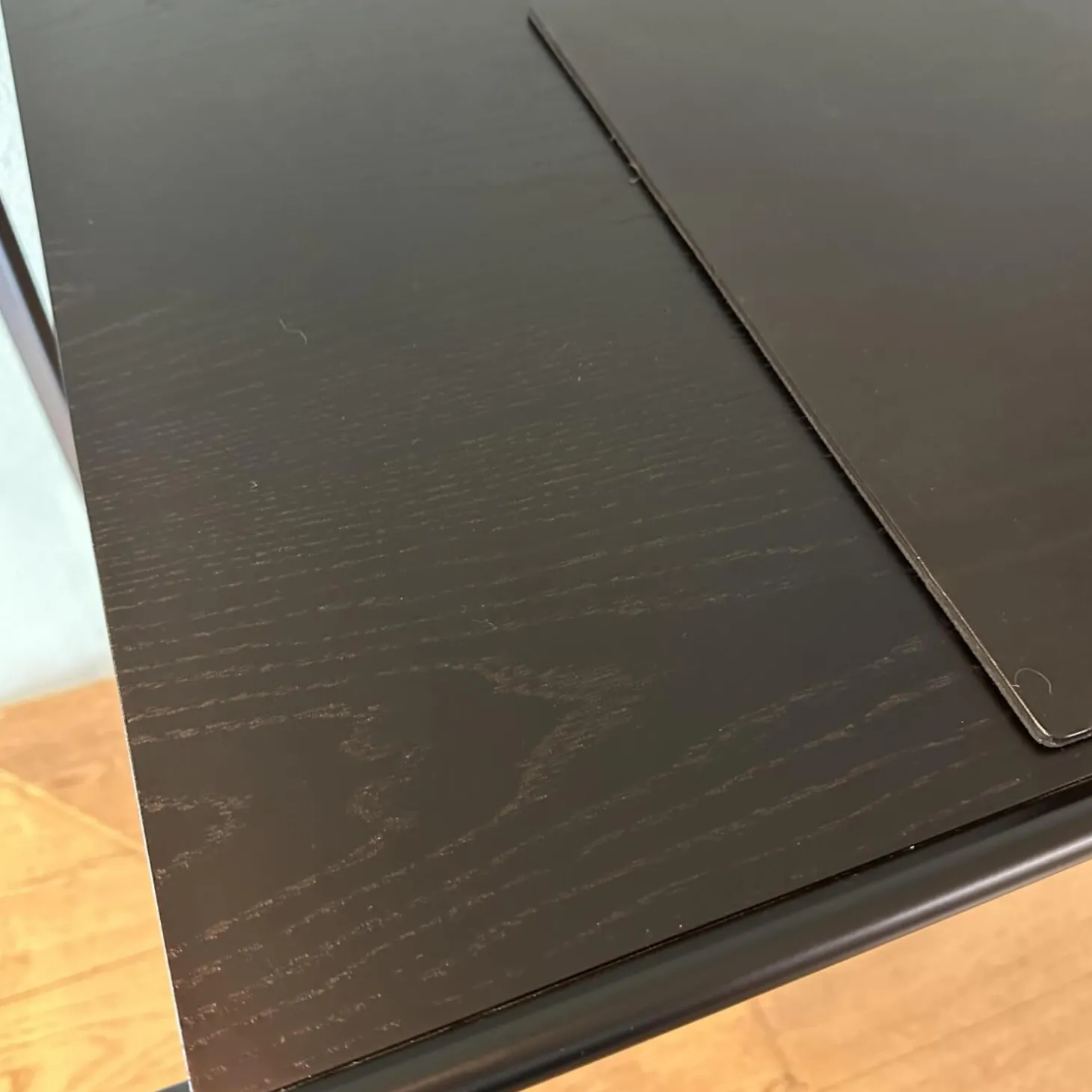 Schreibtisch Oblique K2D Platte Eiche Furniert Lackiert Schwarz RAL 9005 Gestell Stahlrohr Schwarz Schübe Innen Ausgelegt Tuch Rot